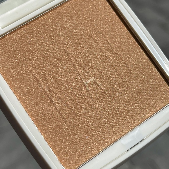 KAB Cosmetics Pressed Glow Powder *Gold Digger* - Picture 9 of 12